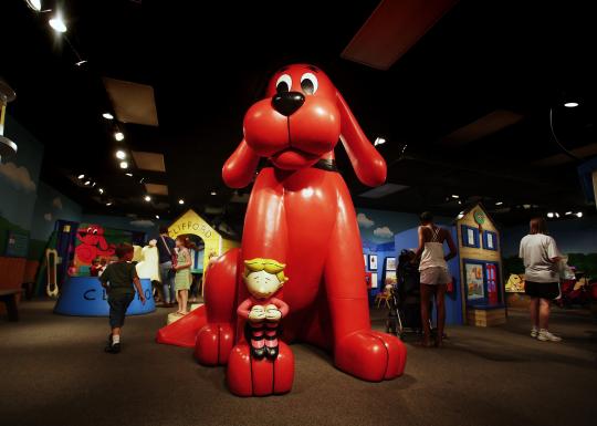 Clifford the Big Red Dog statue
