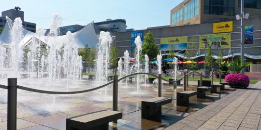 Crown Center Square fountain with Sea Life and LEGOLAND Discocvery Center in the background