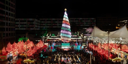 Christmas tree and Crown Center Square 